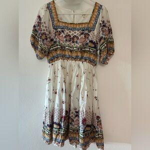 In Loom Mini dress with short sleeves, small square neckline, floral pattern.